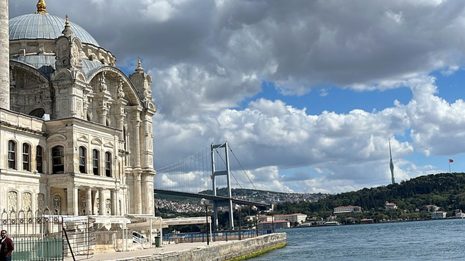 Ortaköy’de sahile karşı kumpir mi, waffle mı tercih edersin?