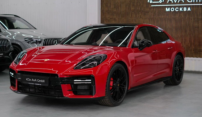 Bu araba güzel mi kırmızı porsche panamera?
