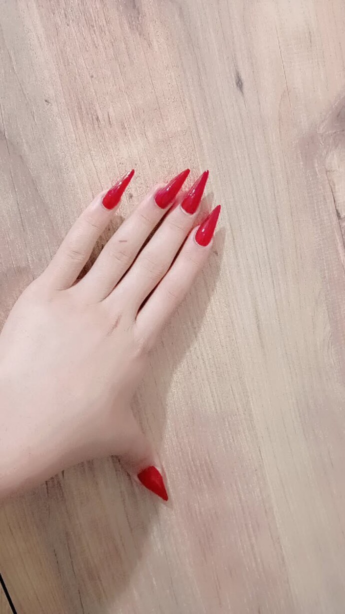 Kızlaar prensesiniz geldi 💅 stiletto uzun tırnaklarım nasıl olmuş sizce, kırmızı oje tercih ettim bu arada?