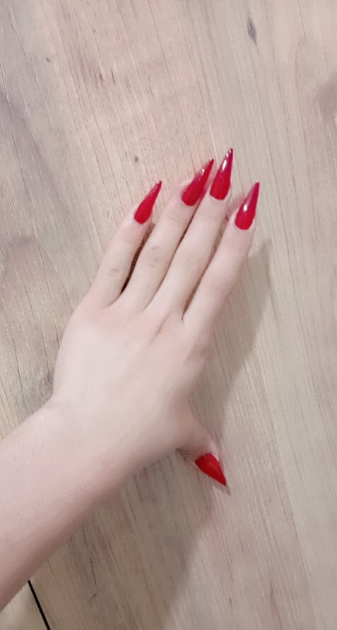 Kızlaar prensesiniz geldi 💅 stiletto uzun tırnaklarım nasıl olmuş sizce, kırmızı oje tercih ettim bu arada?