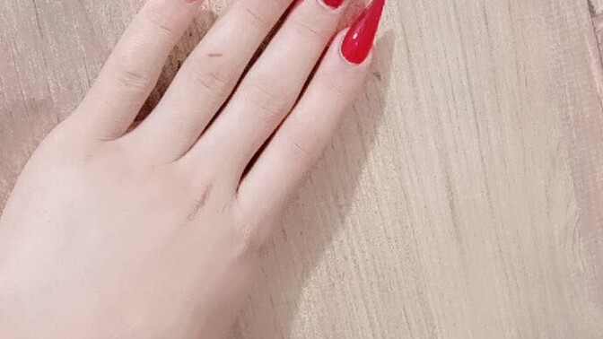 Kızlaar prensesiniz geldi 💅 stiletto uzun tırnaklarım nasıl olmuş sizce, kırmızı oje tercih ettim bu arada?