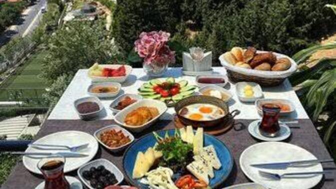Cumartesi Günü Kahvaltı Ziyafetine Gelir misiniz?