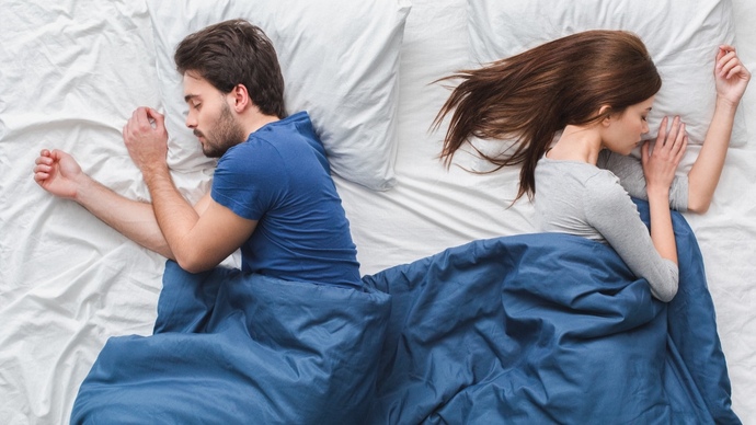 Cinsel ilişkiden sonra seçenek: A) Arkayı dönüp uyumak 😴 B) Sohbet edip yakınlaşmak 💕 Sen hangisini seçerdin?