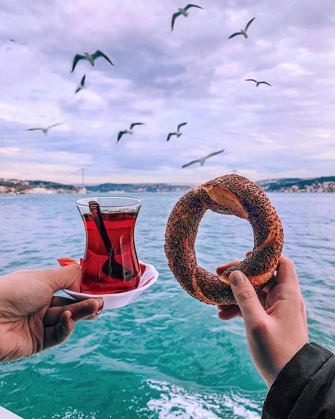 Simitin yanında çay mı içersiniz ayran mı?