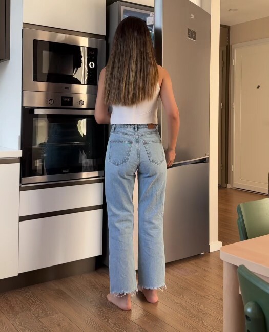 Bu hanımefendinin giydiği jeans beğendiğim. Sizce kodu nedir?