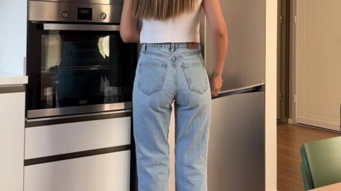 Bu hanımefendinin giydiği jeans beğendiğim. Sizce kodu nedir?