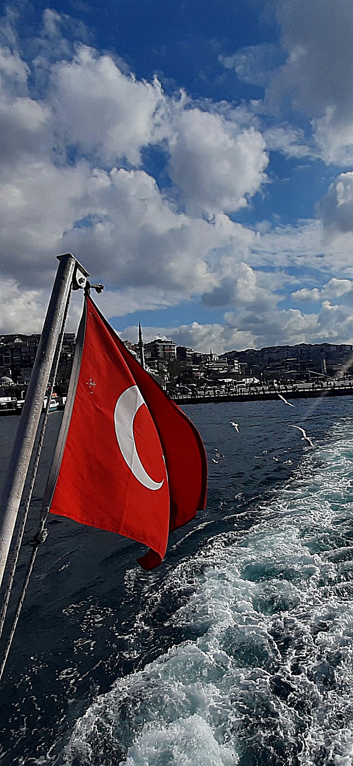Türk bayrağını gördüğünüz zaman sizinde içinizde bir mutluluk oluyor mu 🇹🇷?