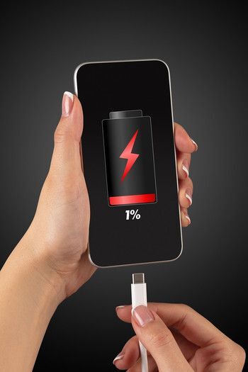 Telefonu şarja takıp uyuyanlara soruyorum: sabah %1 görmek nasıl bir his? 🔋📱?