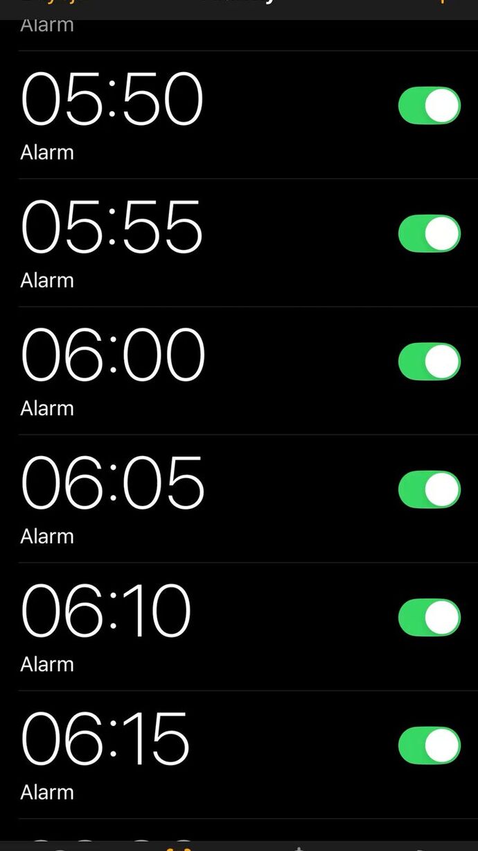 Gece yatarken yarın erken kalkacağım deyip 16 kere alarm kurmak… Bu bir umut mu, yoksa kendini kandırma sanatı mı? ⏰?