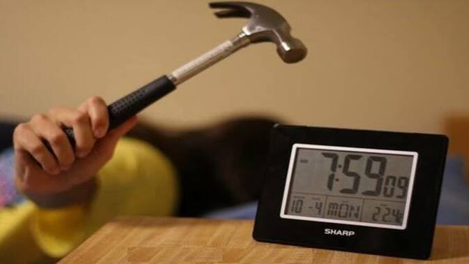 Gece yatarken 'yarın erken kalkacağım' deyip 16 kere alarm kurmak… Bu bir umut mu, yoksa kendini kandırma sanatı mı? ⏰?