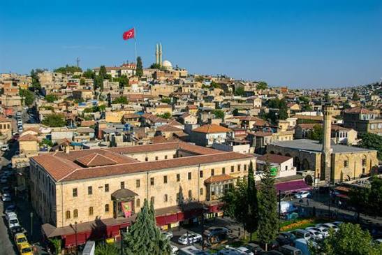 Ne kadar çok Antepli var burada. O zaman bize ortakça yemek yapsınlar değil mi?