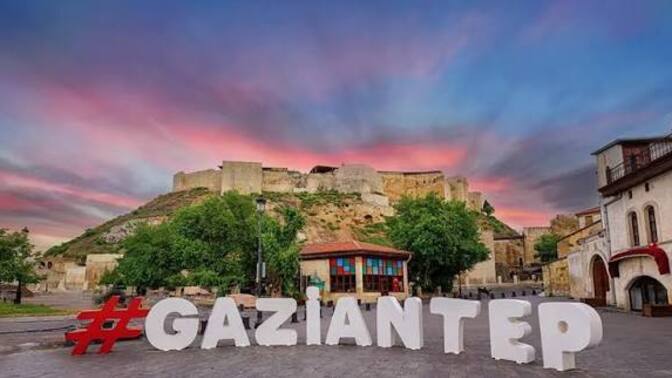 Ne kadar çok Antepli var burada. O zaman bize ortakça yemek yapsınlar değil mi?
