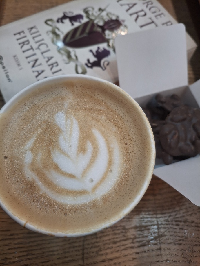 Kahveni yalnız içmeyi mi seversin, yoksa yanında illa biri mi olmalı☕️?