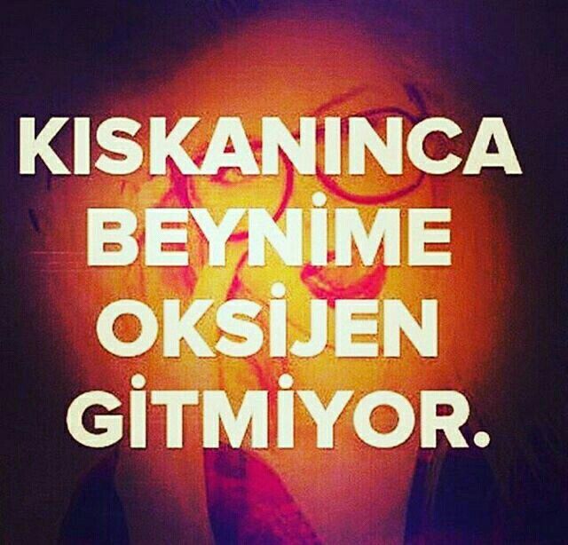 Sevdiğiniz birini başkasını takip ederken görünce kıskanır mısınız?