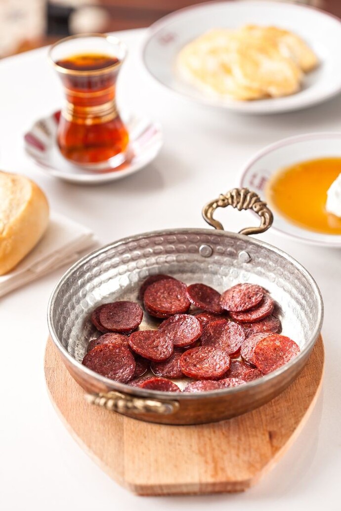 Sabah kahvaltısında ne daha iyi gider sizce: tereyağlı yumurta mı, yoksa tereyağında sucuk mu?