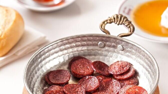 Sabah kahvaltısında ne daha iyi gider sizce: "tereyağlı yumurta" mı, yoksa "tereyağında sucuk" mu?