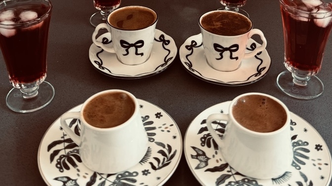 Hadi kahveye gelin ama bana Çiçek almayan gelmesin şart bu bana ne Çiçek alırsın bakalım 😍🌹😄?