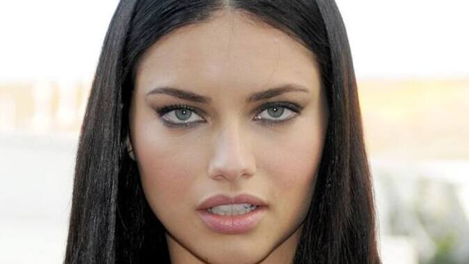 Adriana Lima çok güzel değil mi?
