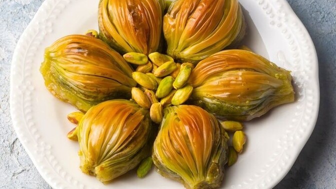 Şerbetli tatlıları cevizli mi fıstıklı mı tercih edersiniz? Ben fıstıklı severim diyenler kimler?