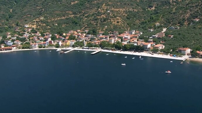 Tatil mekanlarını beğenmiyorum. Özellikle tatil köyleri falan  itici geliyor... Bu tarz yerler neden seviliyor?