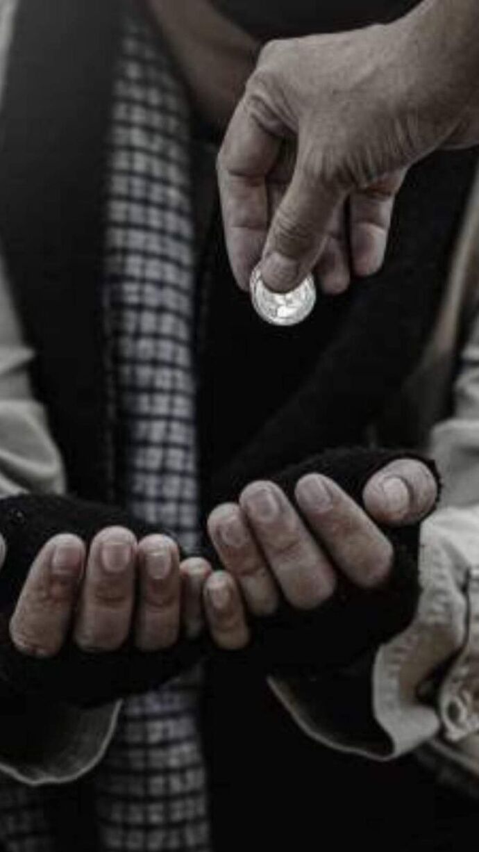 Yolda dilenen bir insan gördüğünde para verir misin?