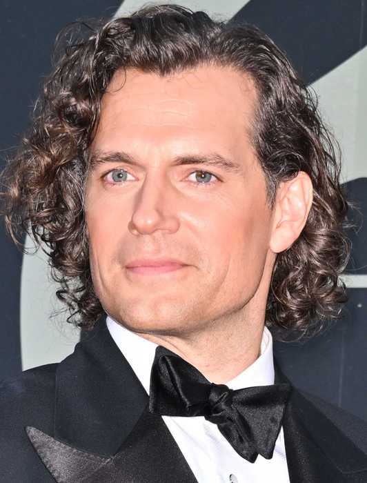 Henry Cavill Dehşet yakışıklı değil mi?