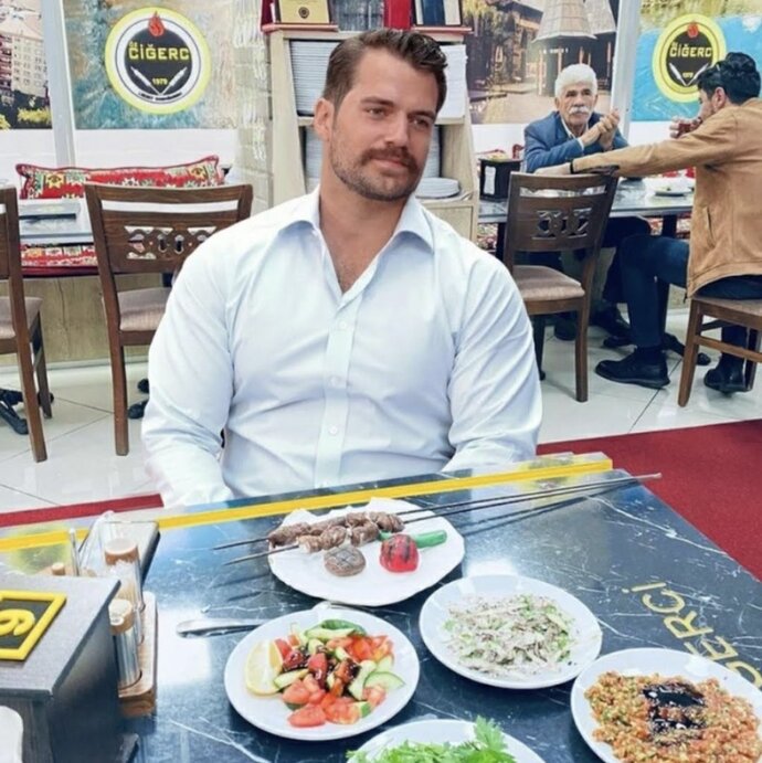 Henry Cavill Dehşet yakışıklı değil mi?