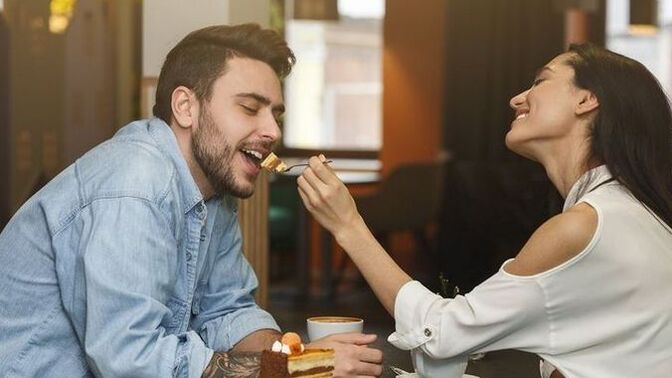 Sevgilin sana tatlı yedirse hangisi daha tatlı gelir?