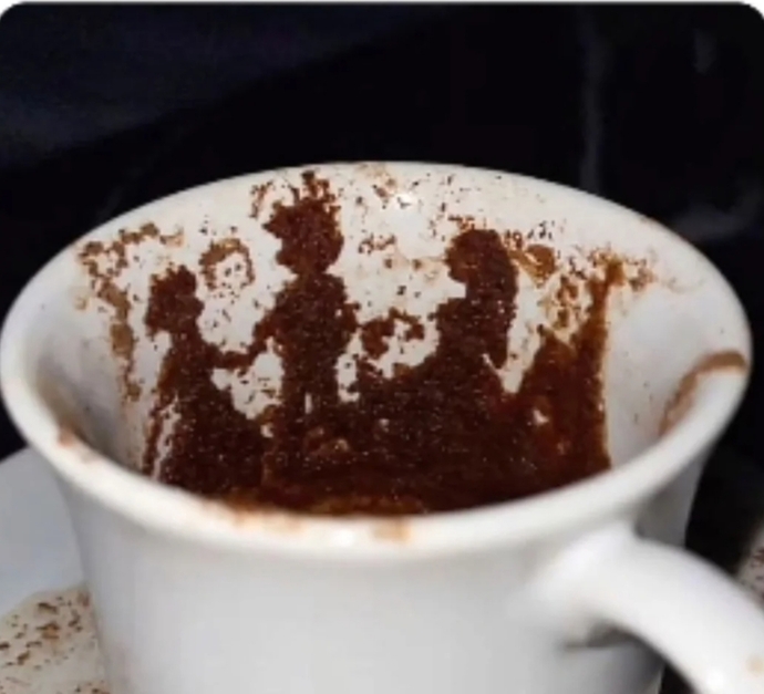 Erkek arkadaşımın niyetine kahve falı açtım şöyle bir şey çıktı bakar mısınız sizce üçüncü kişi var mı?🤭🤭?