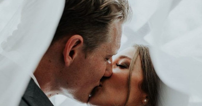 Nikah töreninden sonra gelin dudaktan yoksa alnından mı öpülmeli?