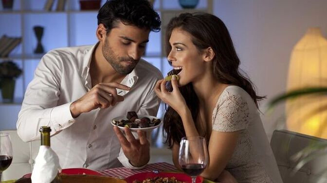 Sevgilisine aşkını içtenlikle hissettiren taraf saf ve ezik midir?