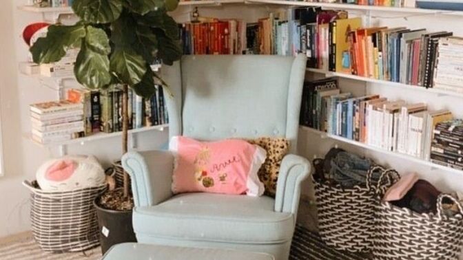 Oyun konsolu köşesi mi daha havalı duruyor, yoksa kitaplık köşesi mi?