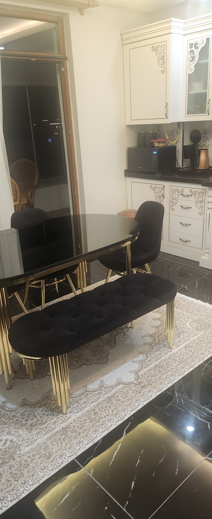 Günaydın🌺 iyi tatiller. Mutfağıma halı almak istiyorum sizce bu güzel mi, gelip gidip baktıkça bir havalara giriyorum 😅🥳?