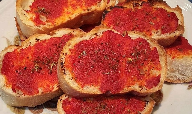 Hayatınızda bir kere bile ekmeğe salça sürüp yediniz mi?