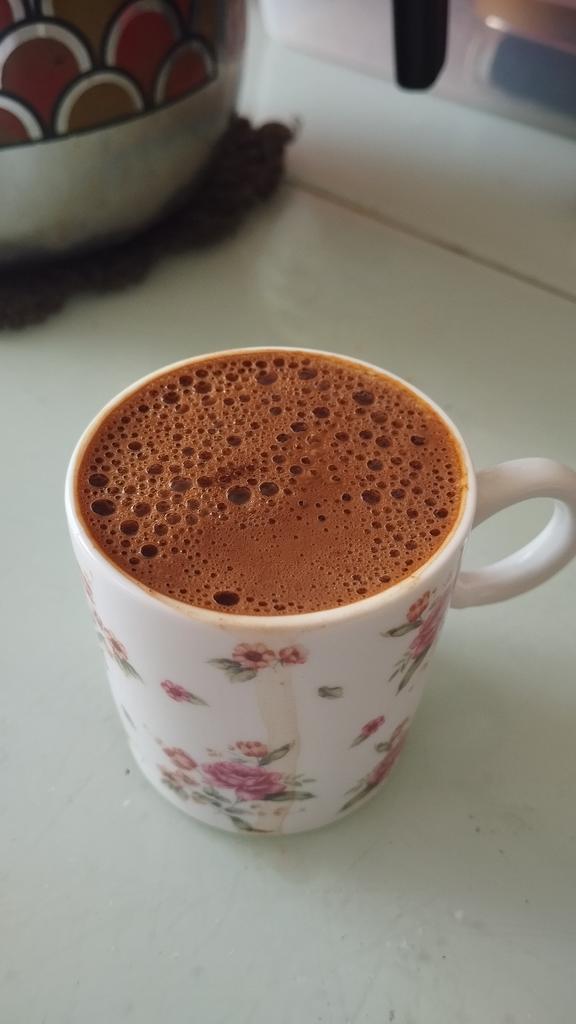 Erkekler çiçekli bardaktan kahve içse komik mi olur?