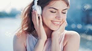 Çok mutlu olduğunuzda hep dinlemek istediğiniz bir şarkı var mı?🥰?