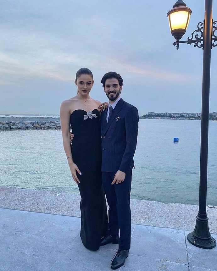 Zehra günes sevgilisi eren disli den niye biraz uzun hemden topukluyla hani 198 cm di üstelik eren disli sadece 174 cm? ?