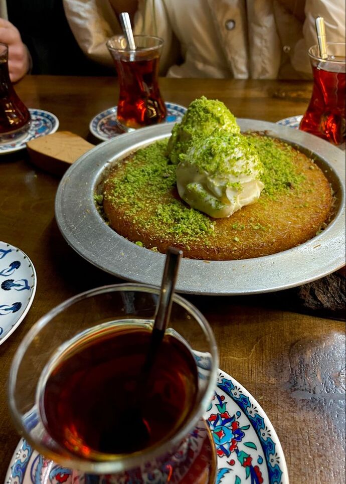 Künefenin üzerine kaymak mı yakışıyor yoksa dondurma mı?