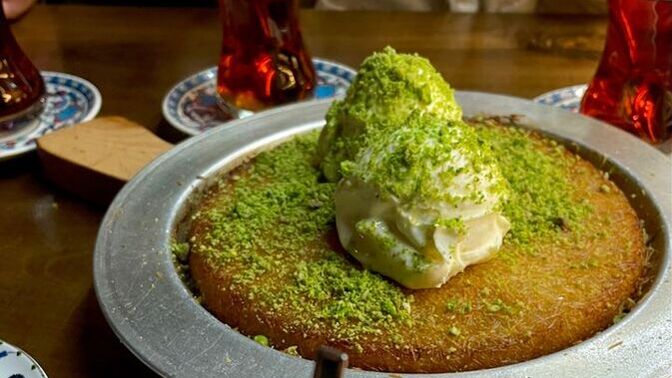 Künefenin üzerine kaymak mı yakışıyor yoksa dondurma mı?
