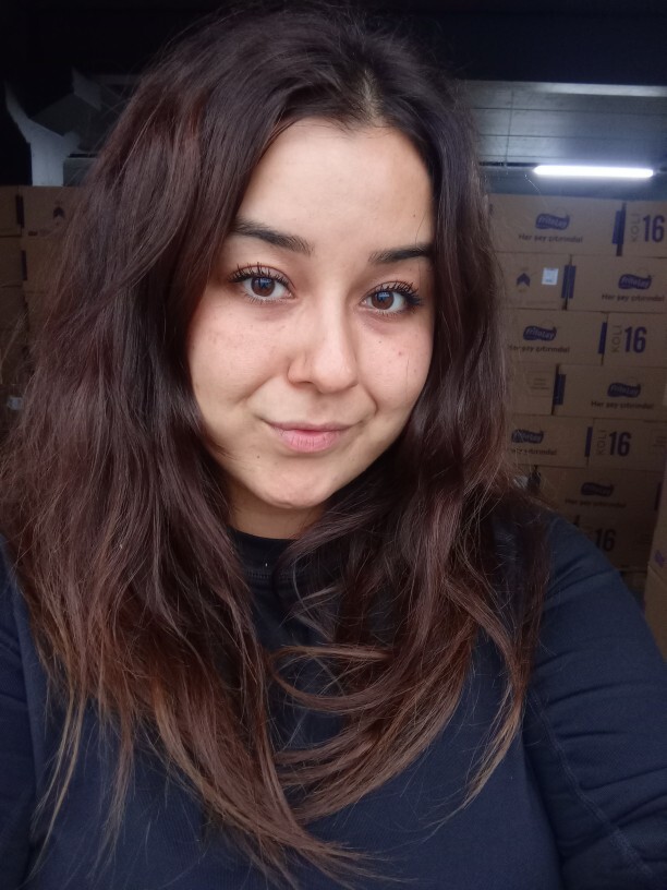 Gözlerdeki hüzün ve üzüntüyü gülümsemeler gizleyebilir mi?