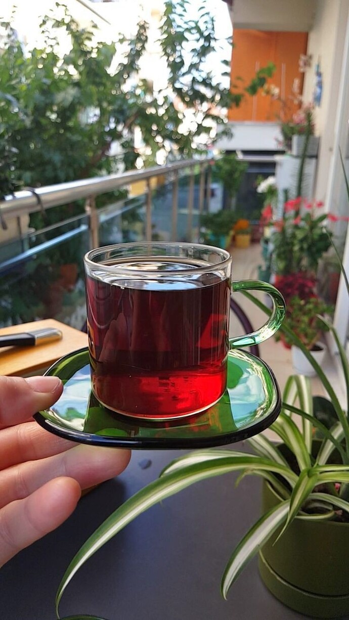 Çayı ince belli bardakta mı, kupada mı içmek daha güzel?
