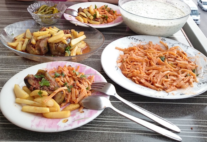 Karnıyarık hangi pilavla olur bulgur mu pirinç mi?