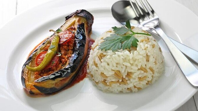 Karnıyarık hangi pilavla olur bulgur mu pirinç mi?