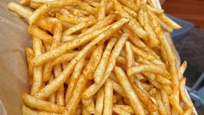 Buradaki patates kızartmasını bitirebilir misin?