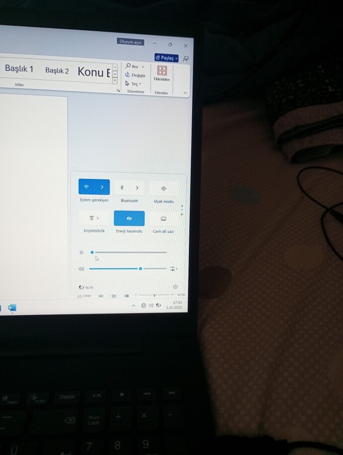 Lenovo bilgisayarımın ekran ışığı çok parlak. 0 yapmama rağmen 100 gibi yanıyor nasıl çöze bilirim?