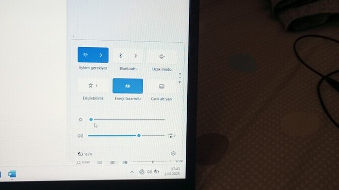 Lenovo bilgisayarımın ekran ışığı çok parlak. 0 yapmama rağmen 100 gibi yanıyor nasıl çöze bilirim?