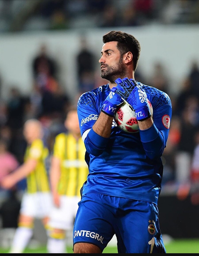Hangi Kaleci sizce çok daha yakışıklı?