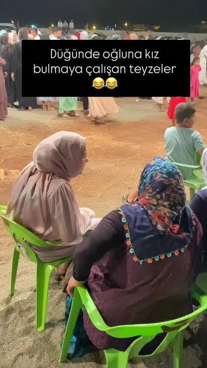 Düğünlerde hala oğluna kız bakan teyzeler var mı?