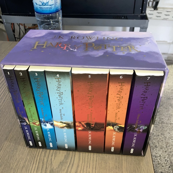 Sonunda geldi ve başlıyoruz. Harry Potter kimler seviyor :) ?