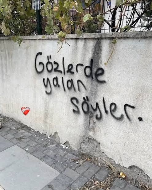 İnsanları tanımak için gözlerine mi bakarsın, yoksa cümlelerine mi?